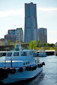 漁船とランドマークタワー