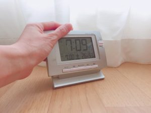 デジタル目覚まし時計を止める手