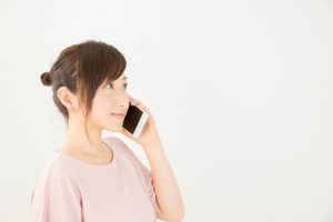 電話する女性