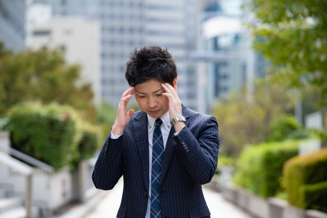 悩む