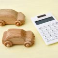 木の車と電卓