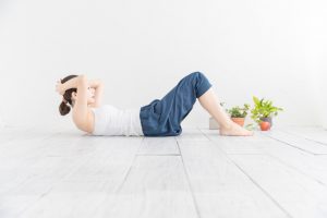 筋トレ（腹筋）をする女性