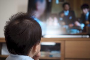 テレビを観る子供