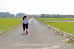 田舎道を歩く女の子