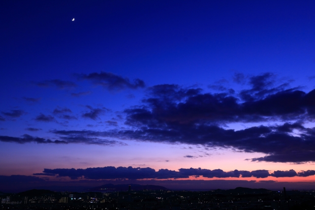月と夕焼け空