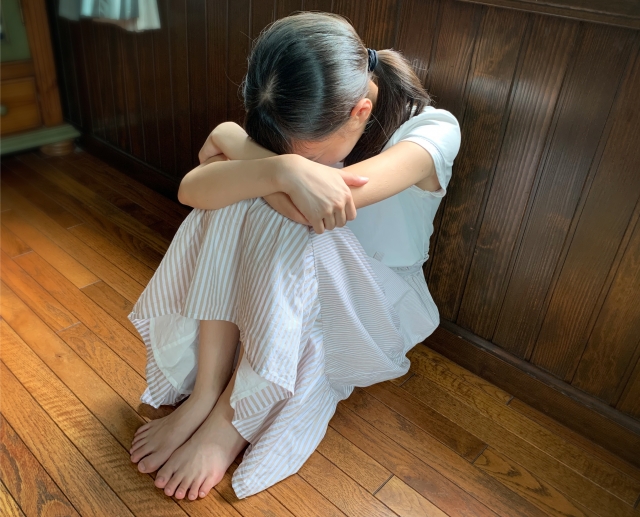 悲しむ女性
