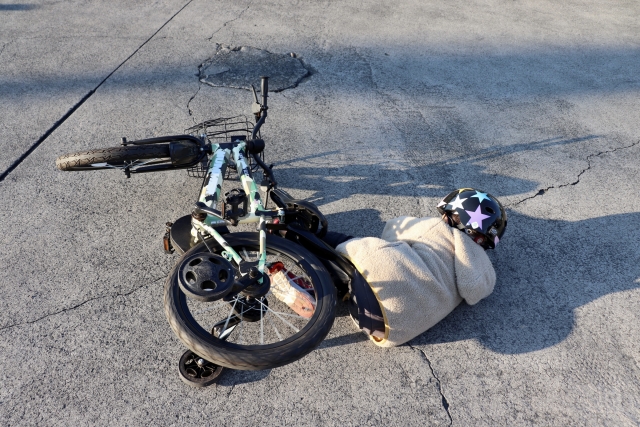 自転車で転ぶ男の子